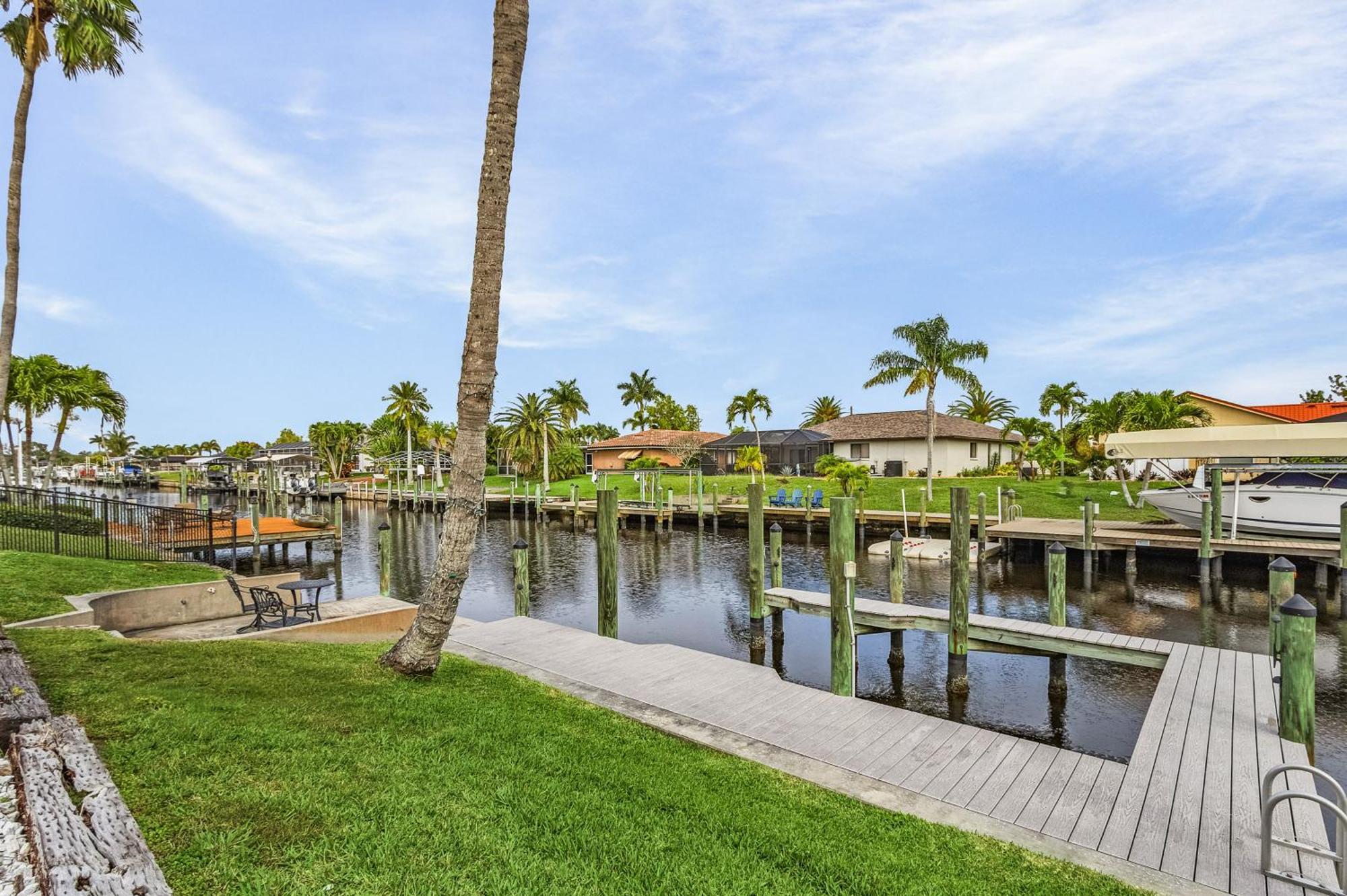 Canal-Front Oasis With Dock And Kayaks In Cape Coral! Exterior photo