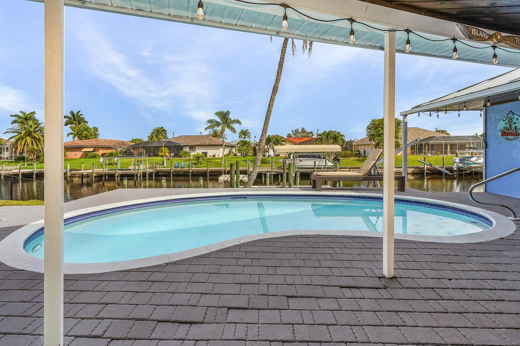 Canal-Front Oasis With Dock And Kayaks In Cape Coral! Exterior photo